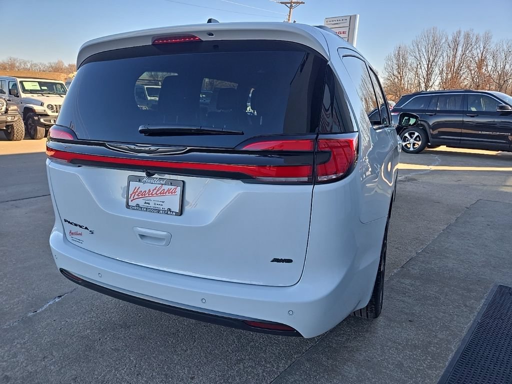 New 2026 Chrysler Pacifica Select w/ S Appearance Package AWD/4WD image 10