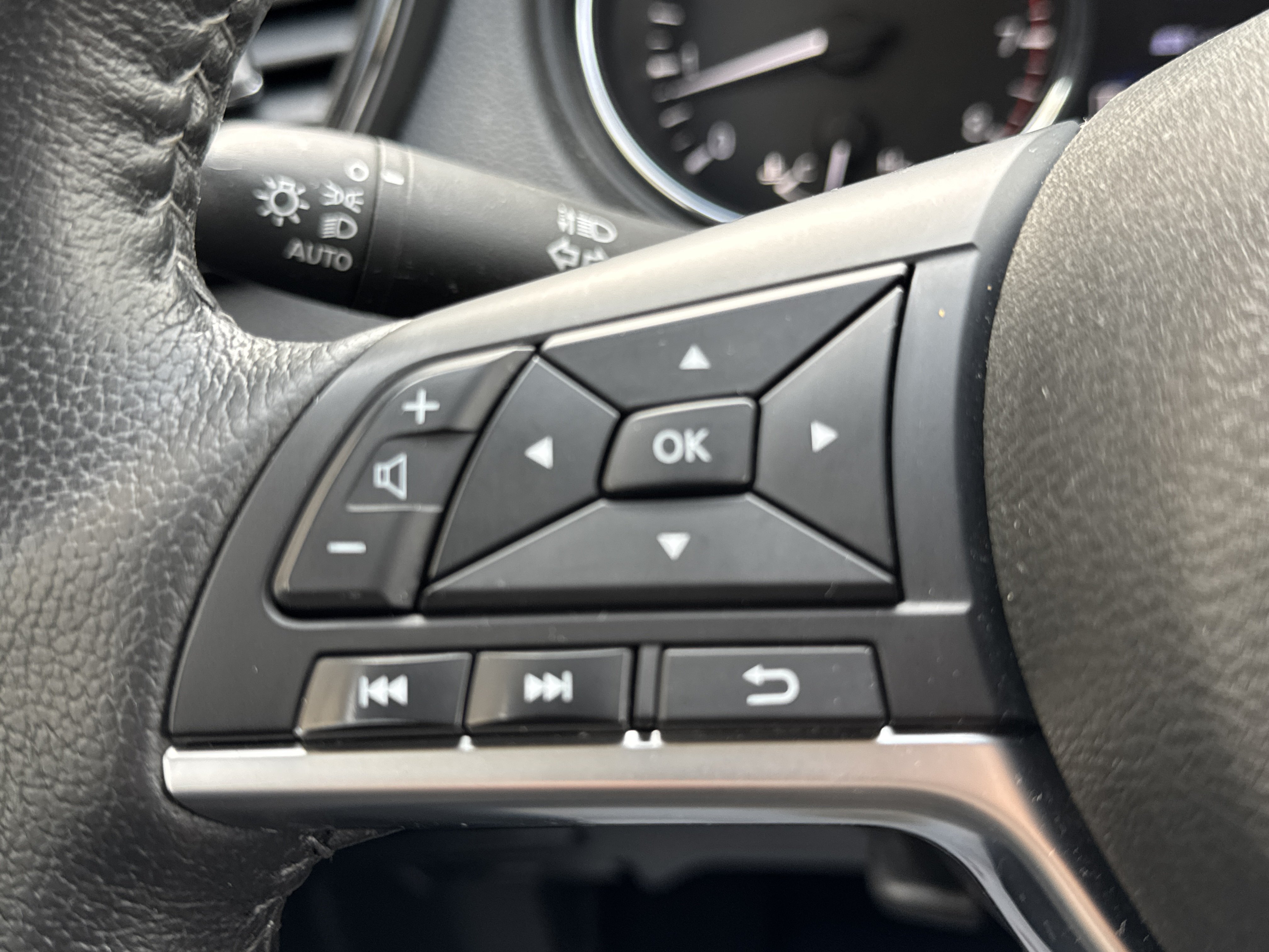 Used 2019 Nissan Rogue SV w/ Premium Package AWD/4WD image 16