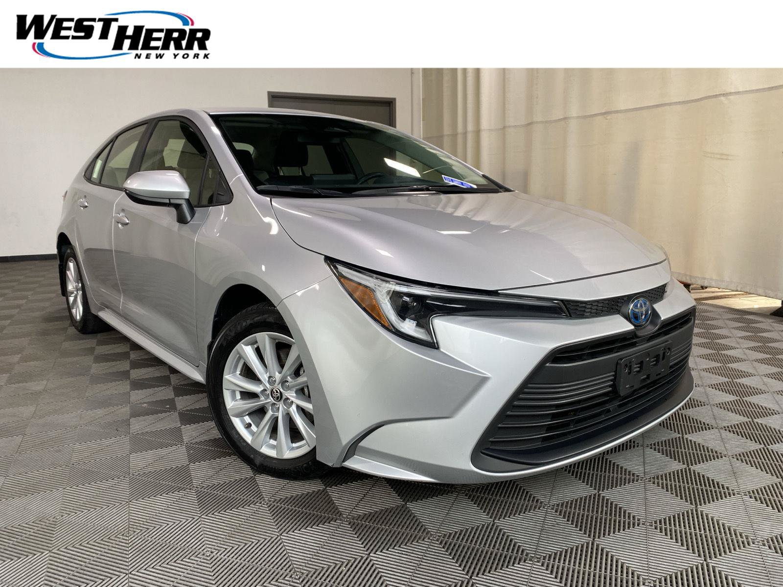 Used 2024 Toyota Corolla LE w/ LE Convenience Package FWD image 1