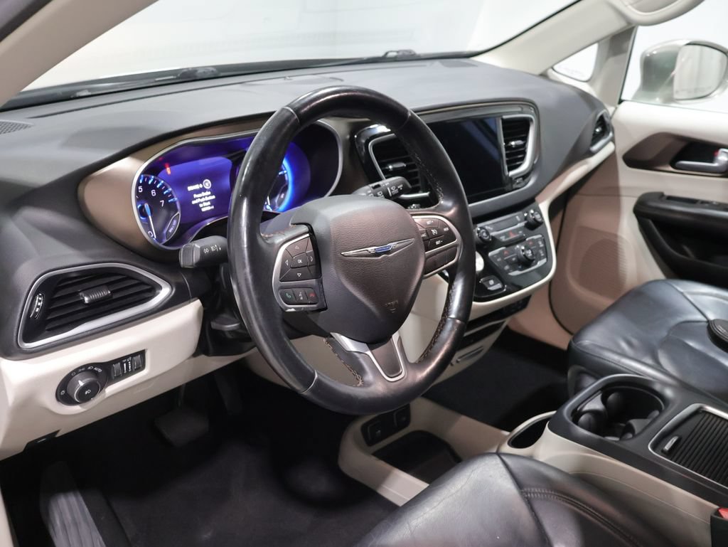 Used 2017 Chrysler Pacifica Touring-L Plus w/ Tire & Wheel Group FWD image 15
