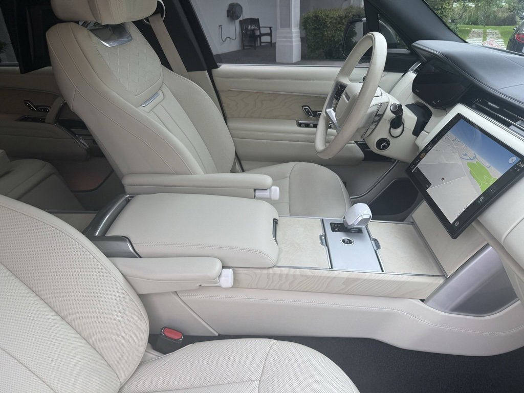 Used 2025 Land Rover Range Rover SV image 28