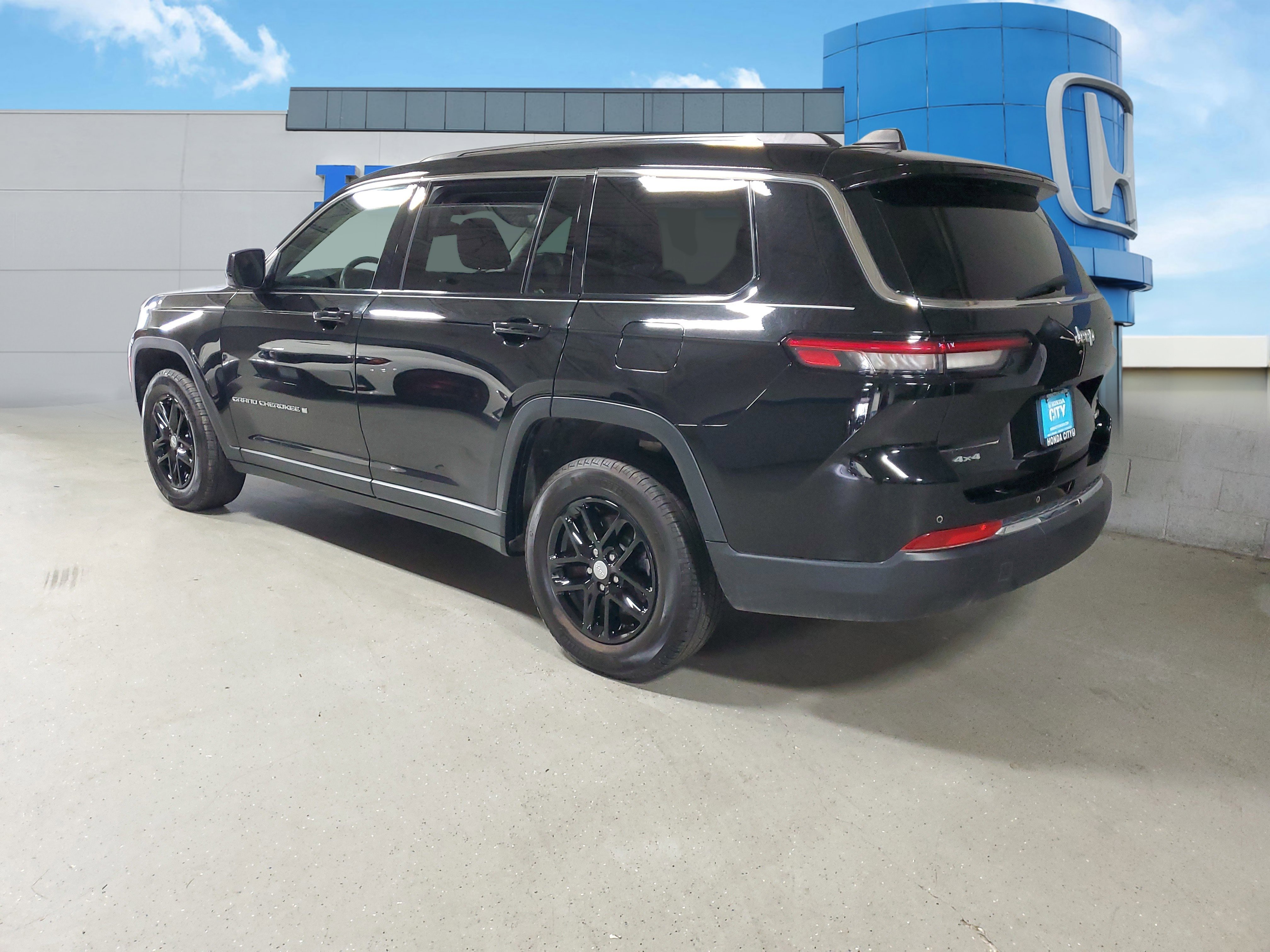 Used 2024 Jeep Grand Cherokee L Laredo AWD/4WD image 4