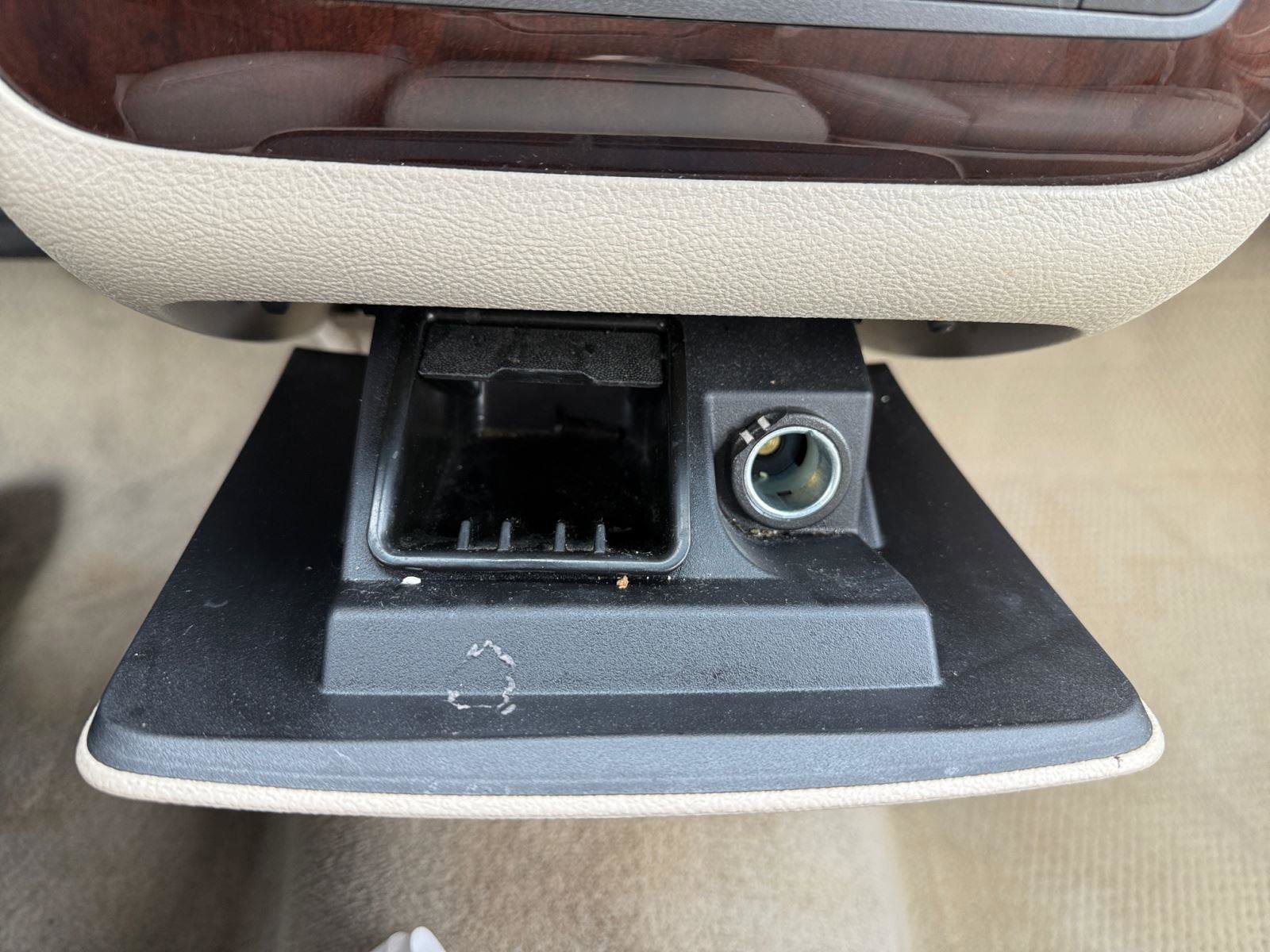 Used 2009 Cadillac DTS w/ Trunk Convenience Package image 27