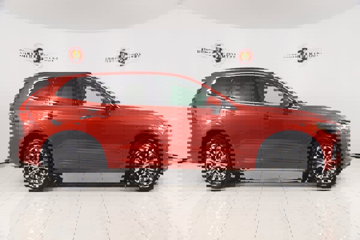 Used 2022 Volvo XC60 B5 Momentum image 2