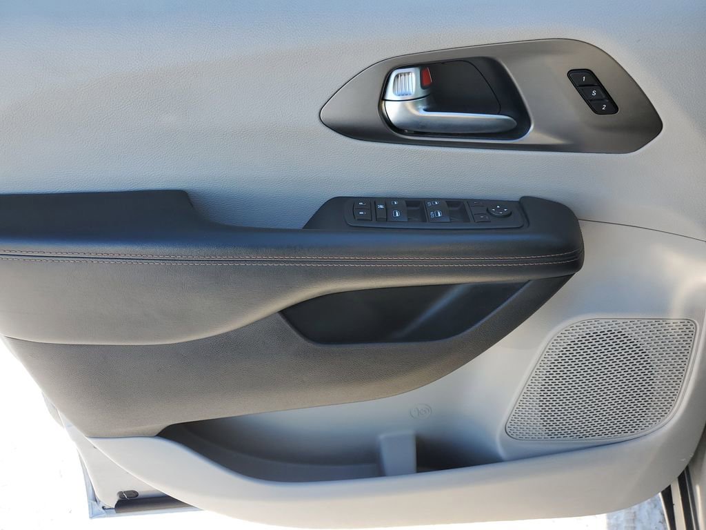 Used 2020 Chrysler Pacifica Touring-L image 26