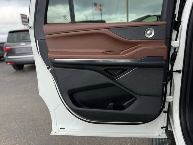 Used 2025 Lincoln Navigator L Reserve image 16