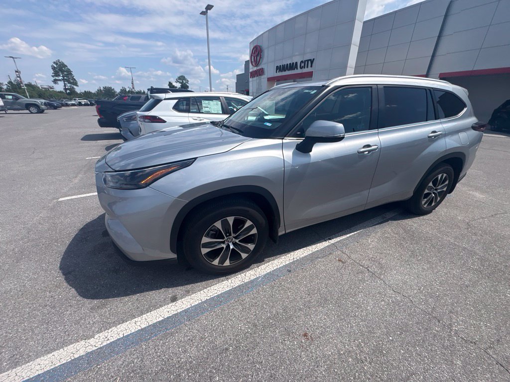 Used 2024 Toyota Highlander XLE FWD image 7