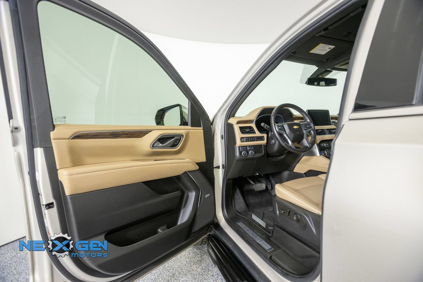 Used 2022 Chevrolet Suburban Premier AWD/4WD image 9
