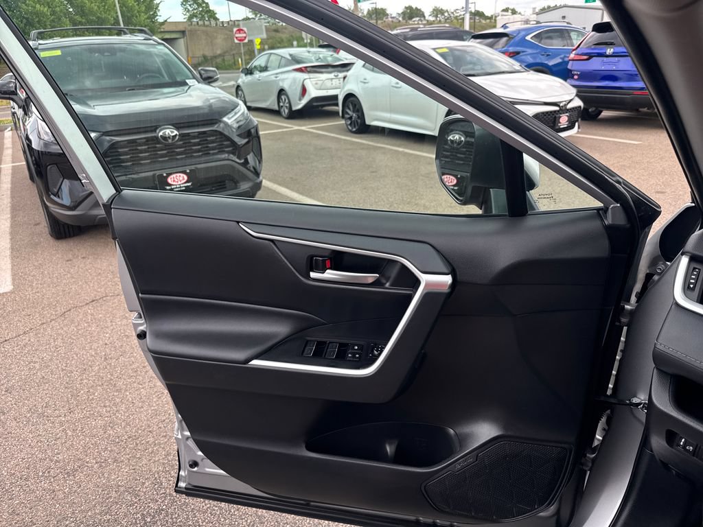 Used 2025 Toyota RAV4 XLE AWD/4WD image 32