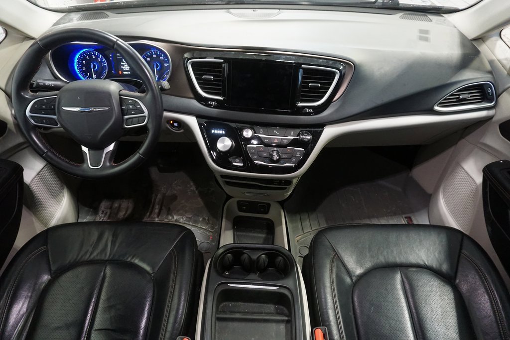 Used 2018 Chrysler Pacifica Touring-L w/ Tire & Wheel Group image 26