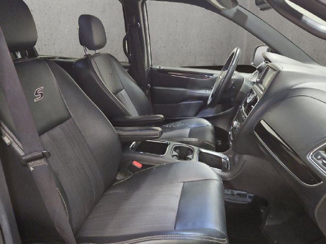 Used 2015 Chrysler Town & Country S FWD image 20