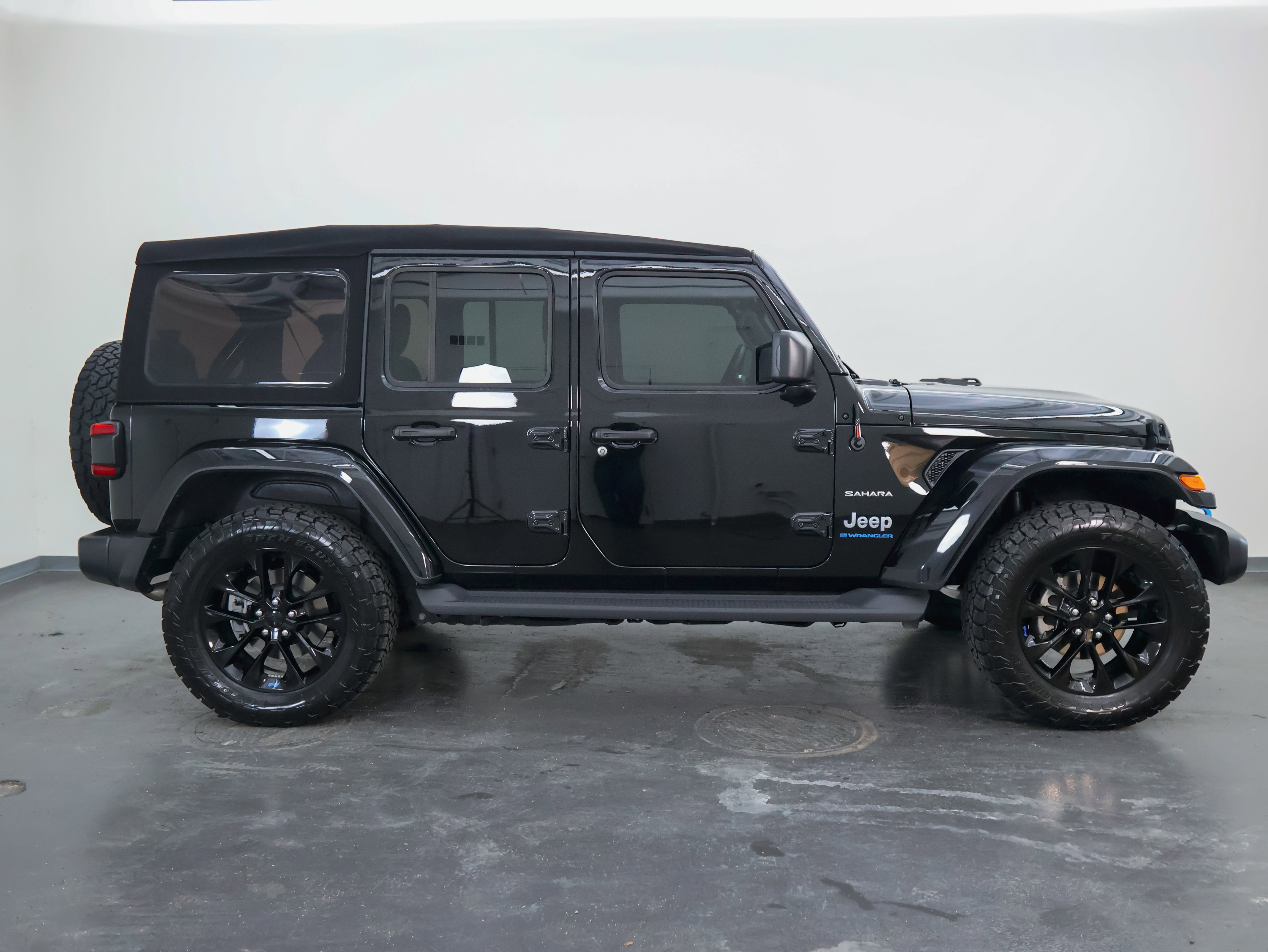 Used 2023 Jeep Wrangler Sahara w/ Cold Weather Group AWD/4WD image 2
