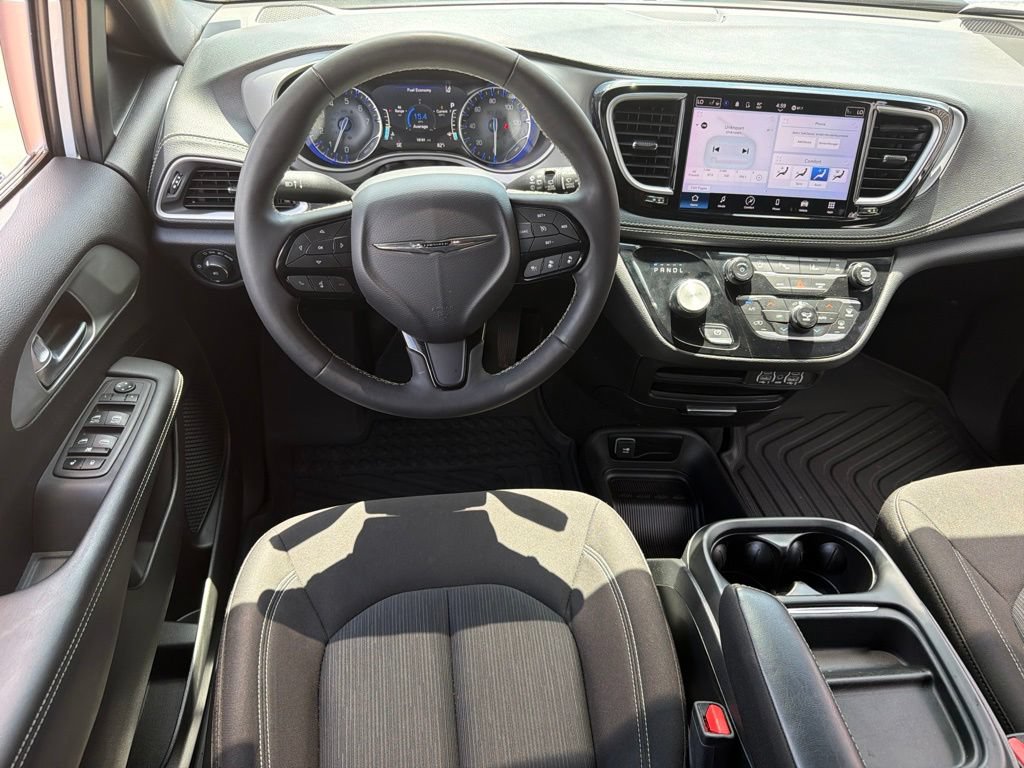 Used 2024 Chrysler Pacifica Touring FWD image 19