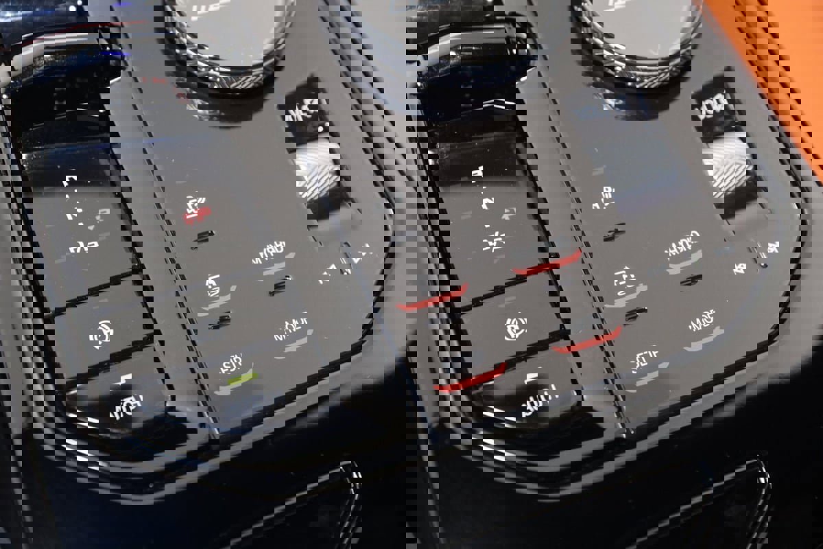 Used 2025 BMW M5 w/ Carbon Package image 45