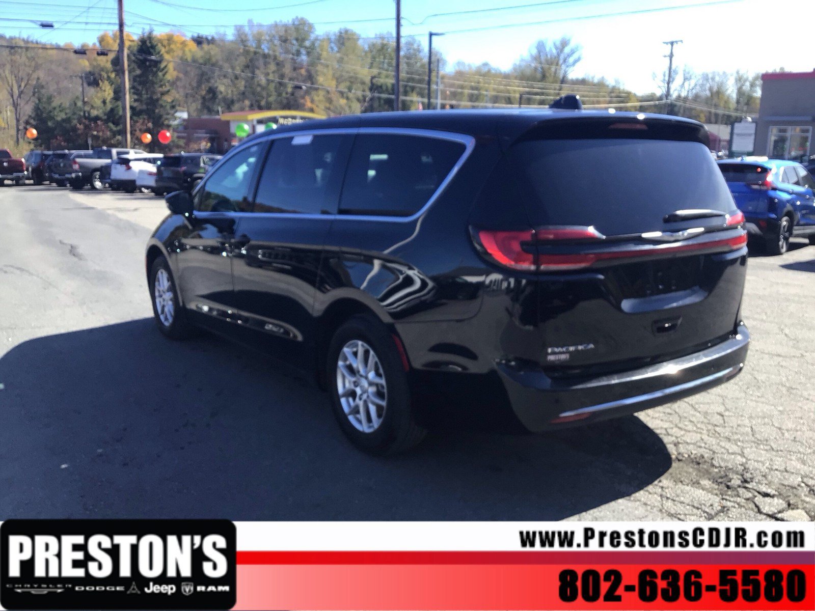 Used 2025 Chrysler Pacifica Select FWD image 3