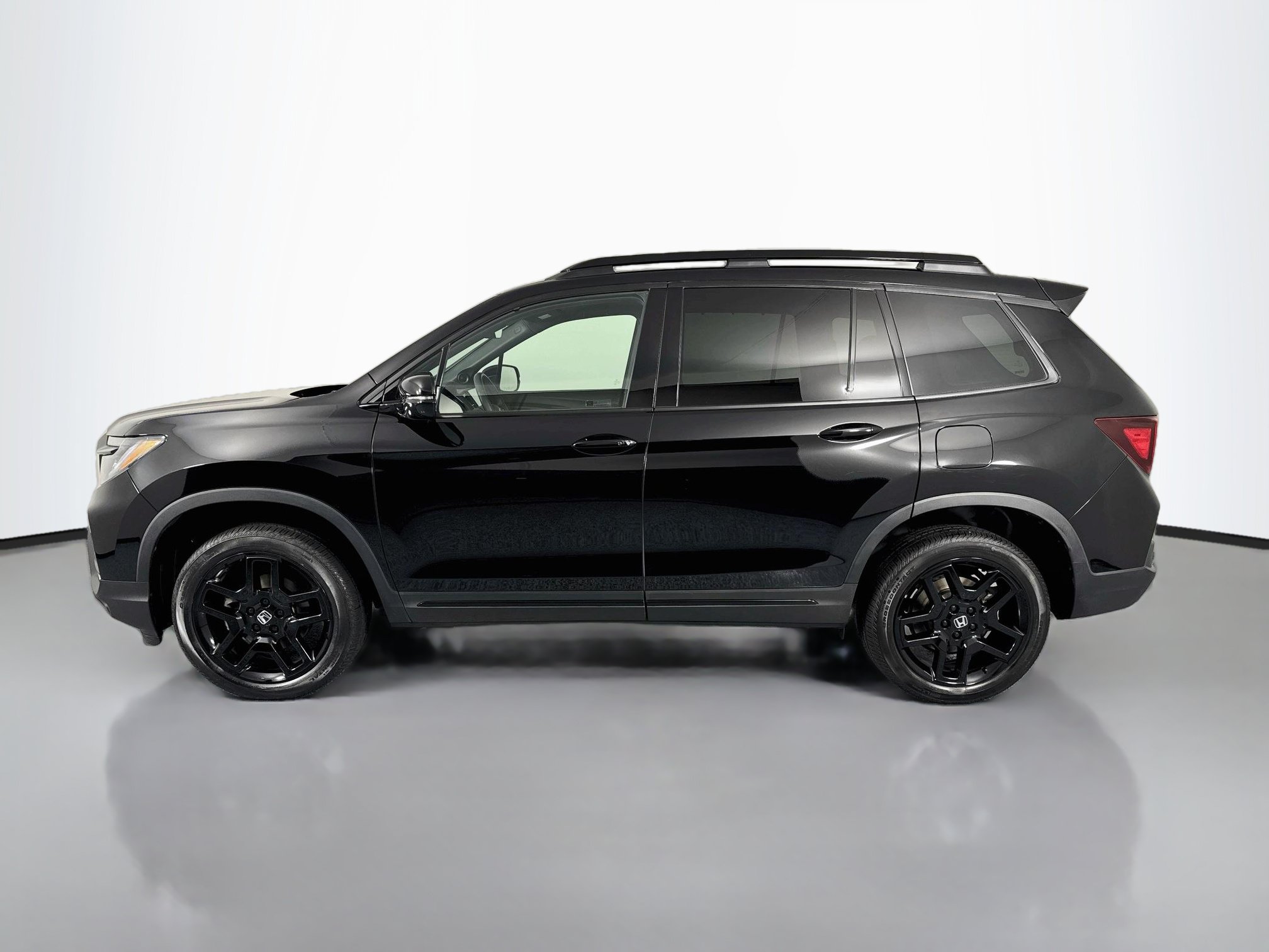 Certified 2025 Honda Passport Black Edition image 8