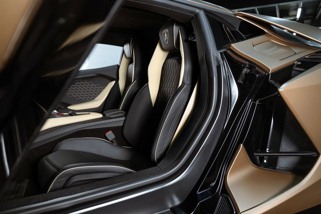 Used 2024 Lamborghini Revuelto AWD/4WD image 23