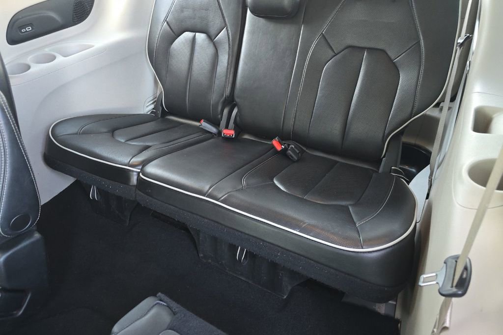 Used 2023 Chrysler Pacifica Limited image 14