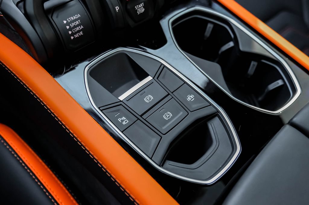 Used 2025 Lamborghini Urus SE AWD/4WD image 25