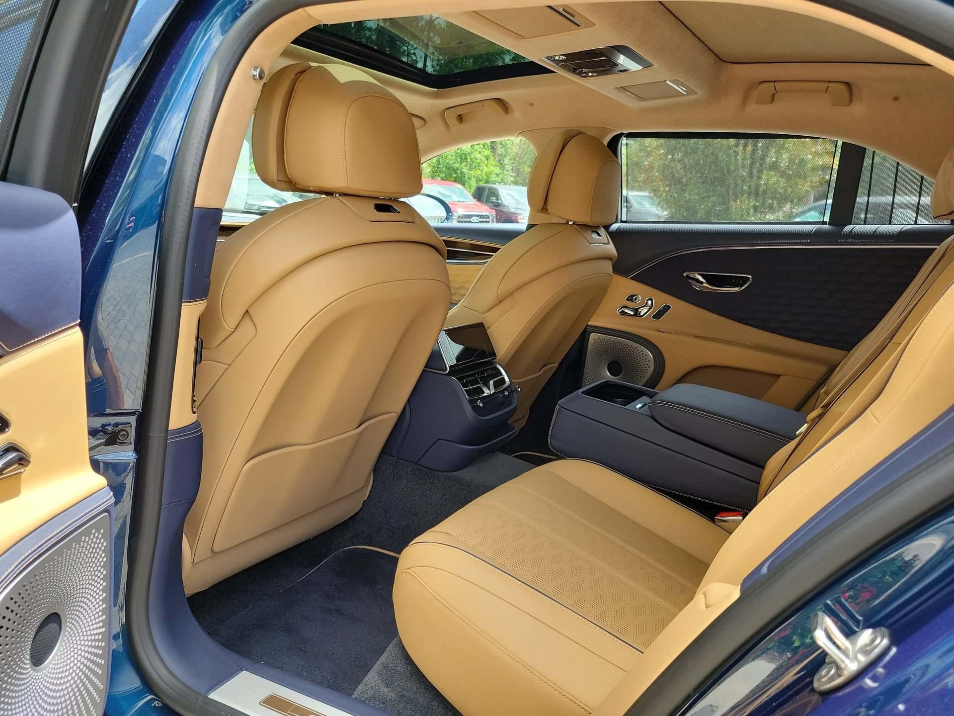 Used 2025 Bentley Flying Spur Plug-In Hybrid AWD/4WD image 35