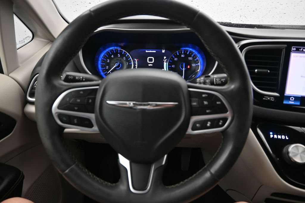 Used 2022 Chrysler Pacifica Touring-L FWD image 13