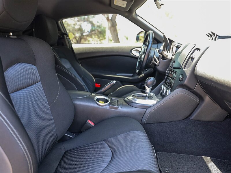 Used 2010 Nissan 370Z Coupe RWD image 16