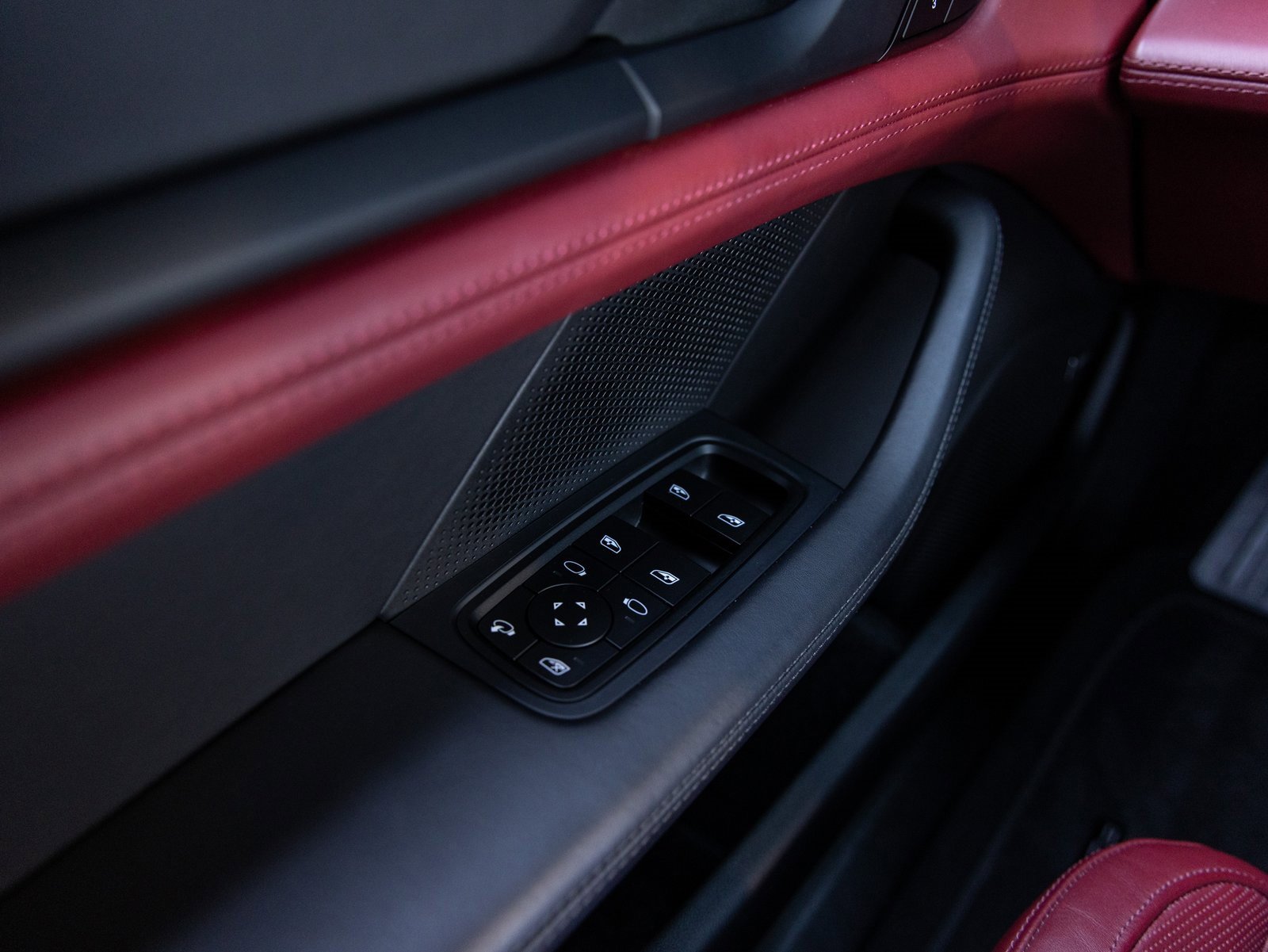 Used 2023 Porsche Taycan image 18