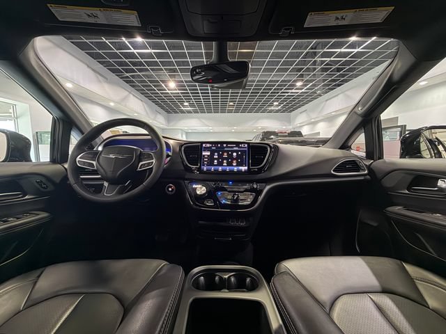 Used 2025 Chrysler Pacifica Select FWD image 16