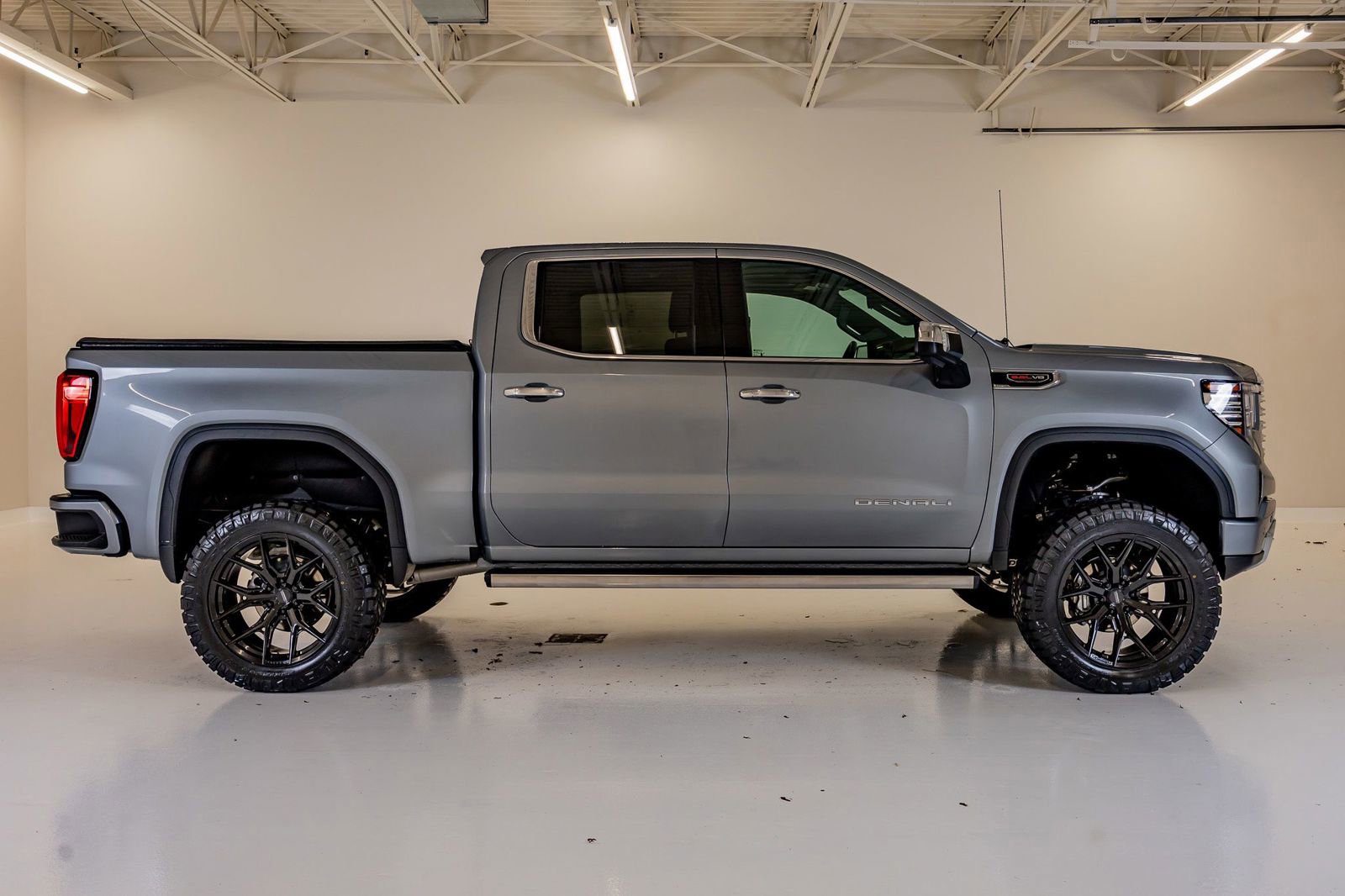 Used 2025 GMC Sierra 1500 Denali w/ Denali Reserve Package AWD/4WD image 11