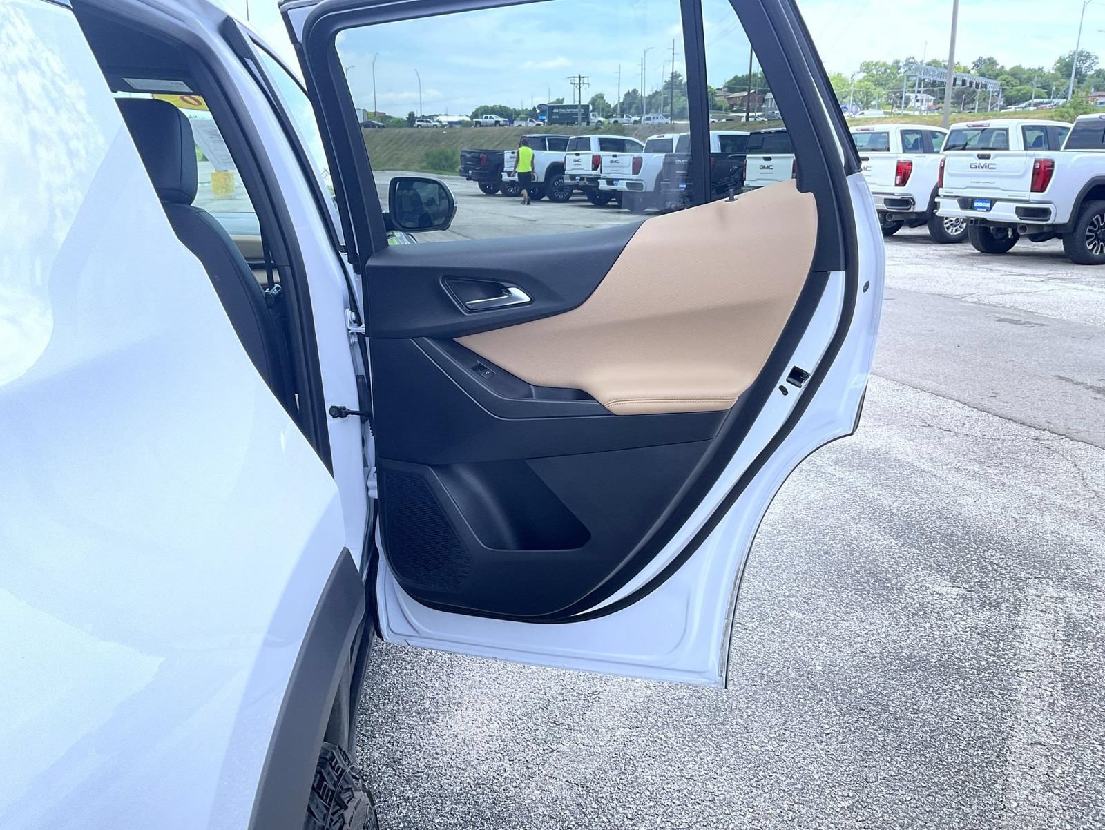 Certified 2026 Chevrolet Equinox ACTIV w/ Safety and Technology Package AWD/4WD image 17