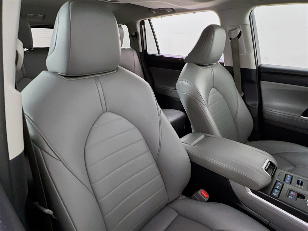 Used 2021 Toyota Highlander XLE image 27