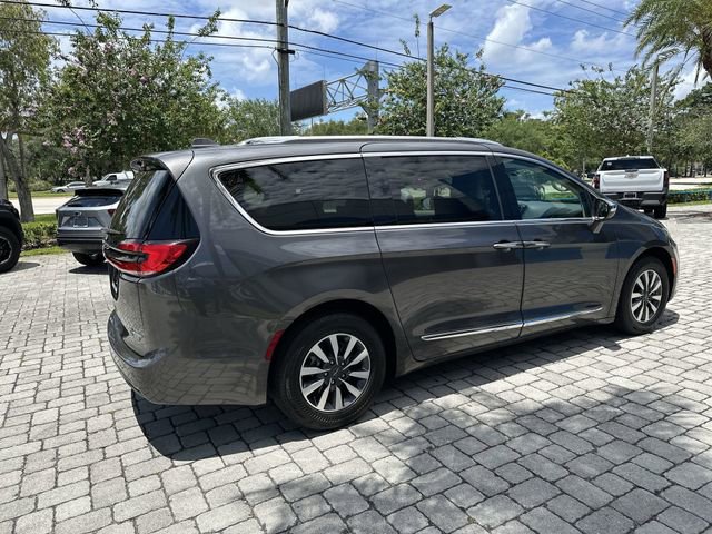 Used 2021 Chrysler Pacifica Limited w/ Uconnect Theater Family Group FWD image 34