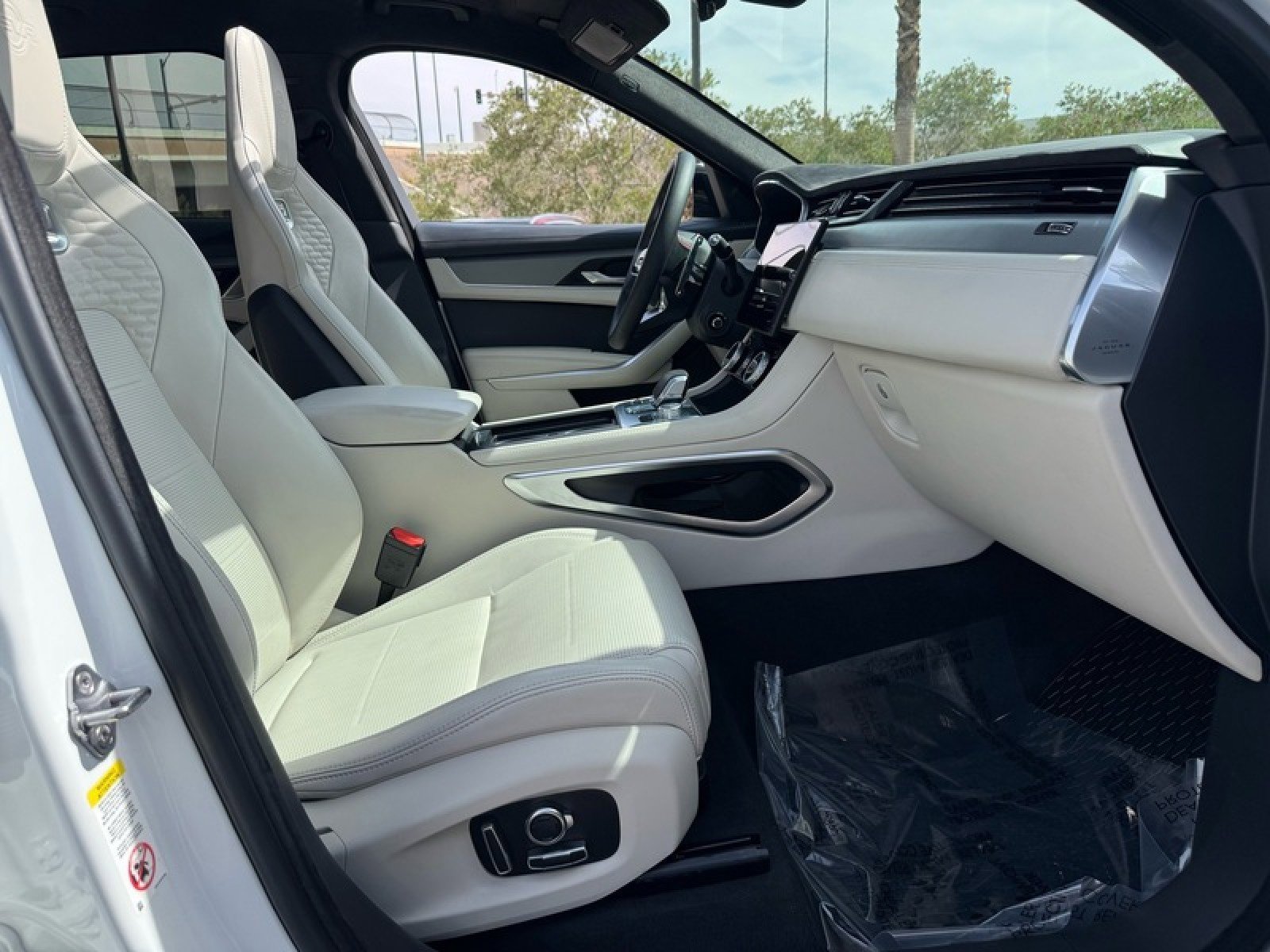 Used 2023 Jaguar F-PACE SVR image 24