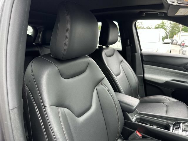 Used 2024 Jeep Compass Latitude w/ Sun and Sound Group AWD/4WD image 28