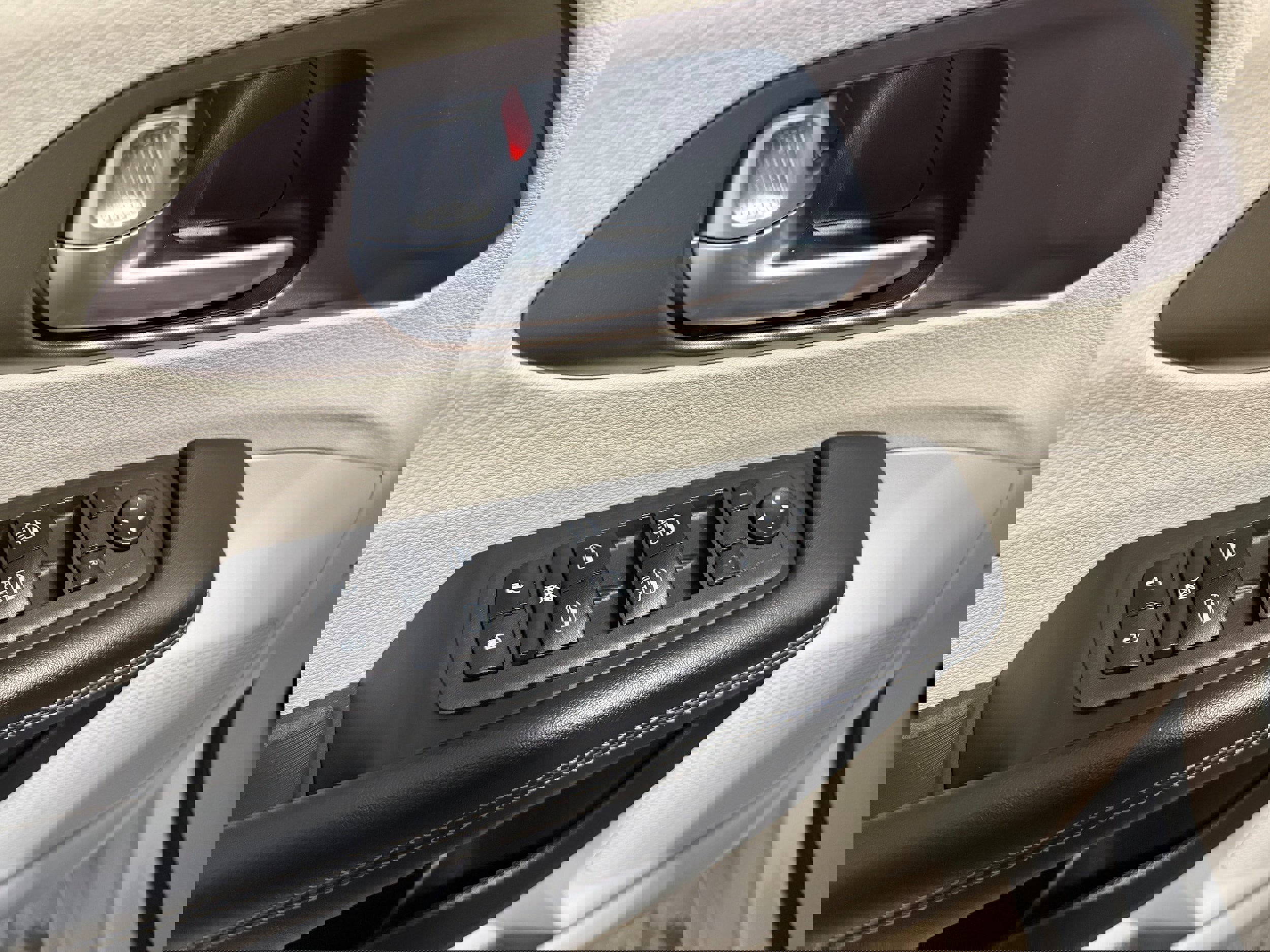 Used 2024 Chrysler Voyager LX image 9