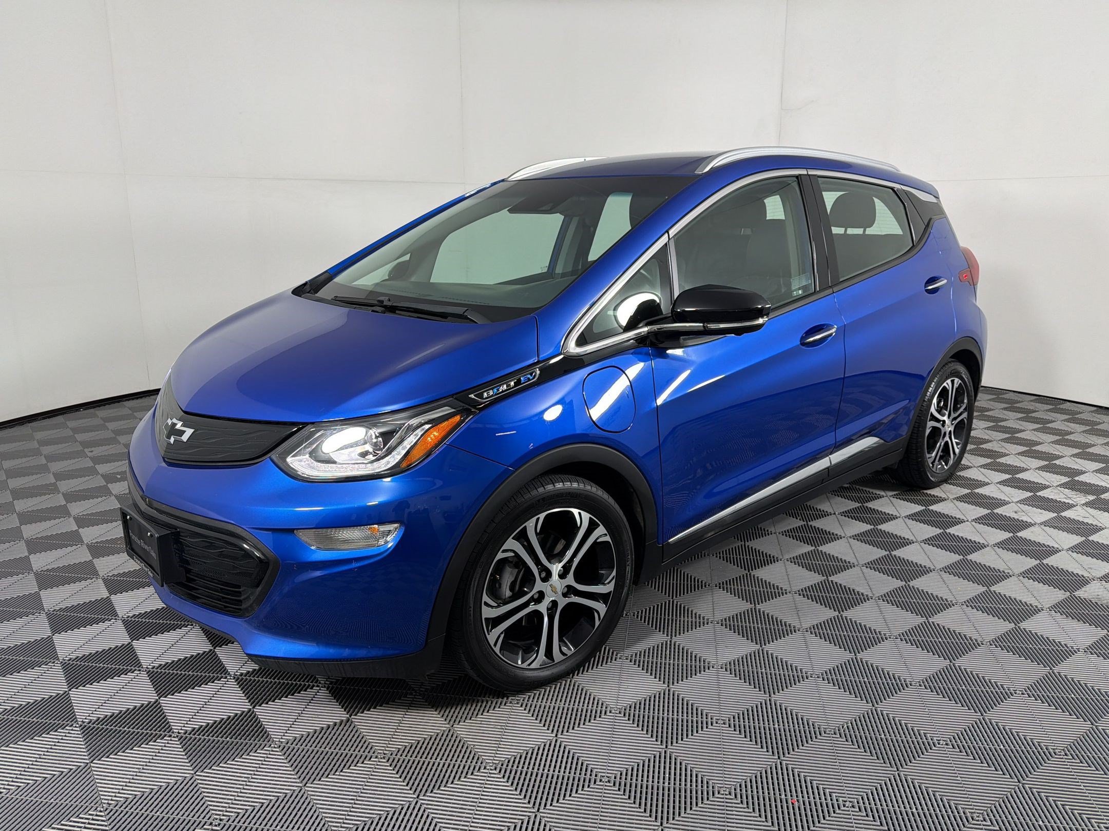 Used 2020 Chevrolet Bolt Premier w/ Infotainment Package FWD image 1