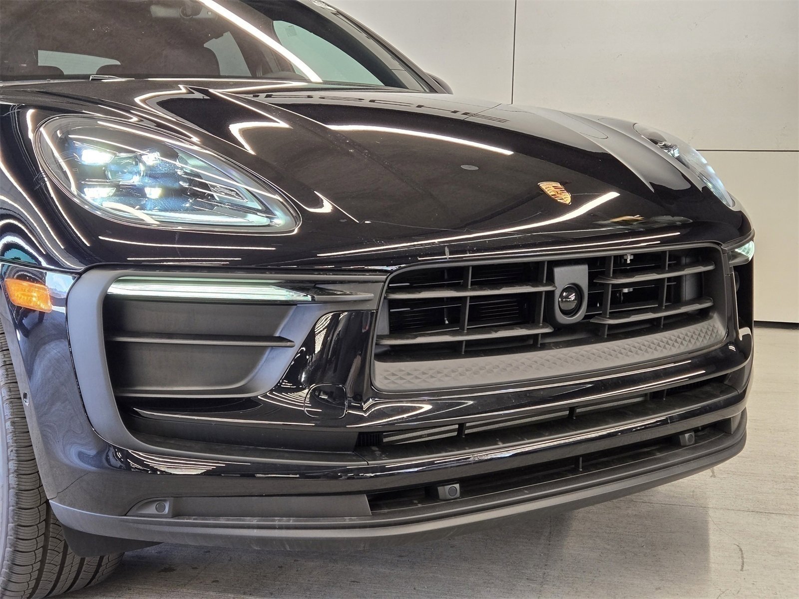 Certified 2025 Porsche Macan image 13