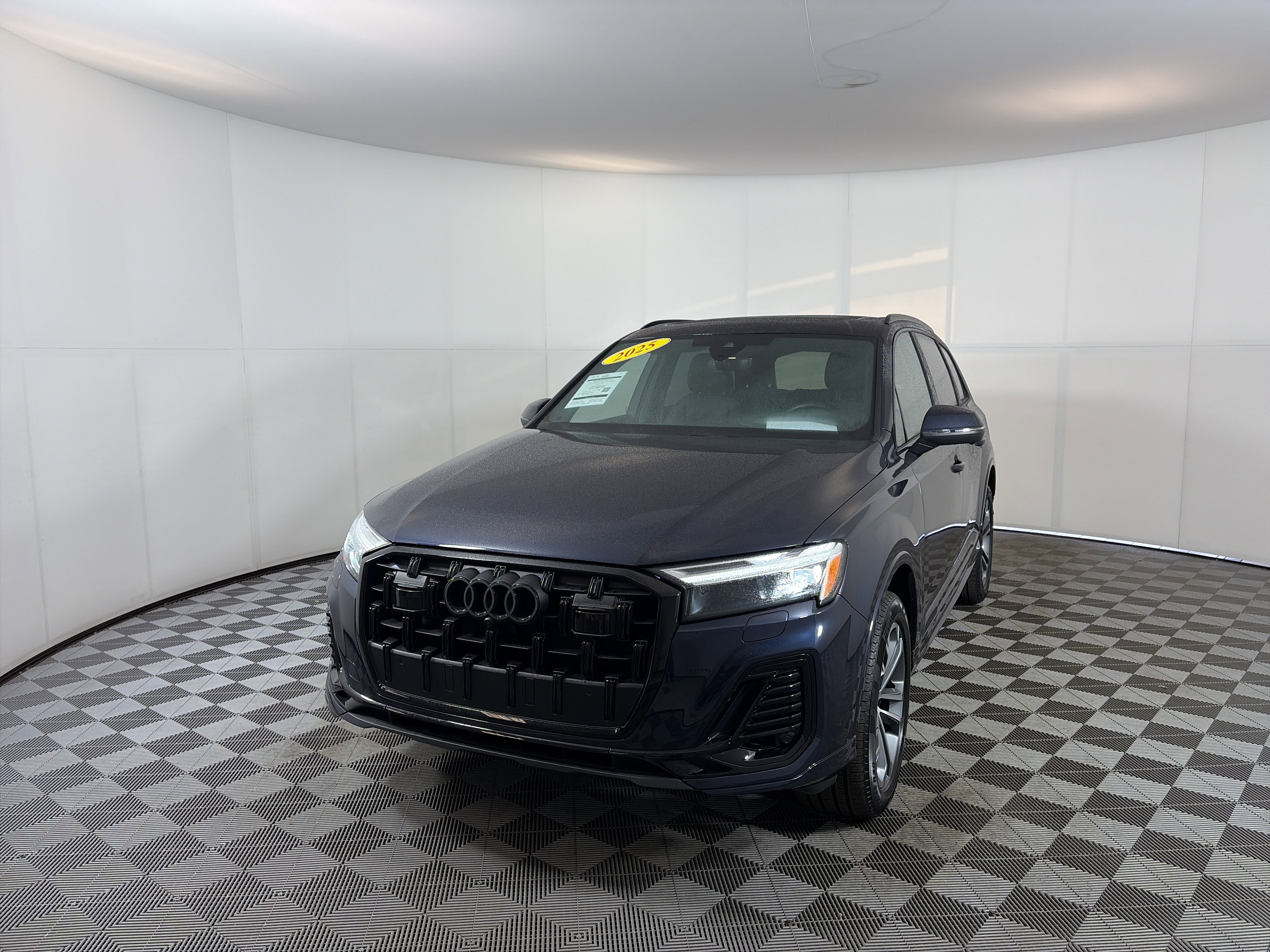 Used 2025 Audi Q7 2.0T Premium w/ Convenience Plus Package image 2