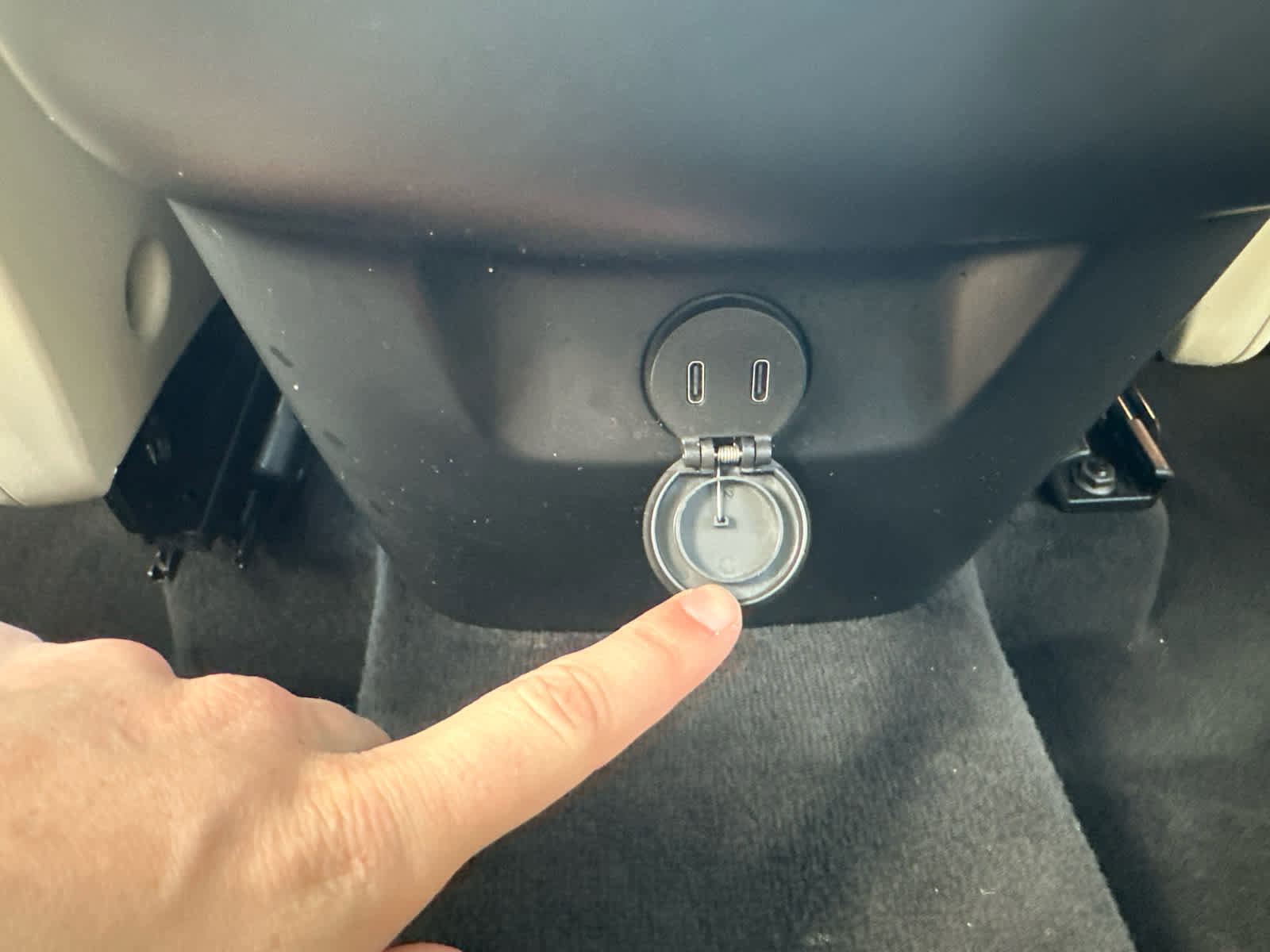 Used 2023 Volvo XC90 B6 Plus image 25