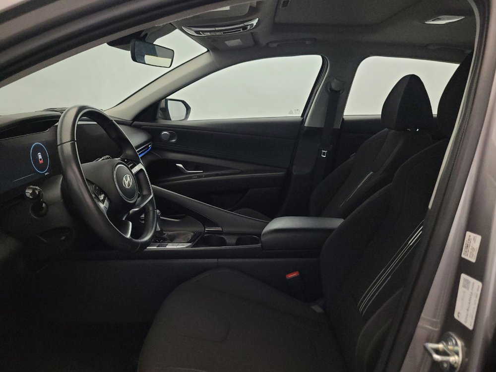 Used 2025 Hyundai Elantra SEL FWD image 17