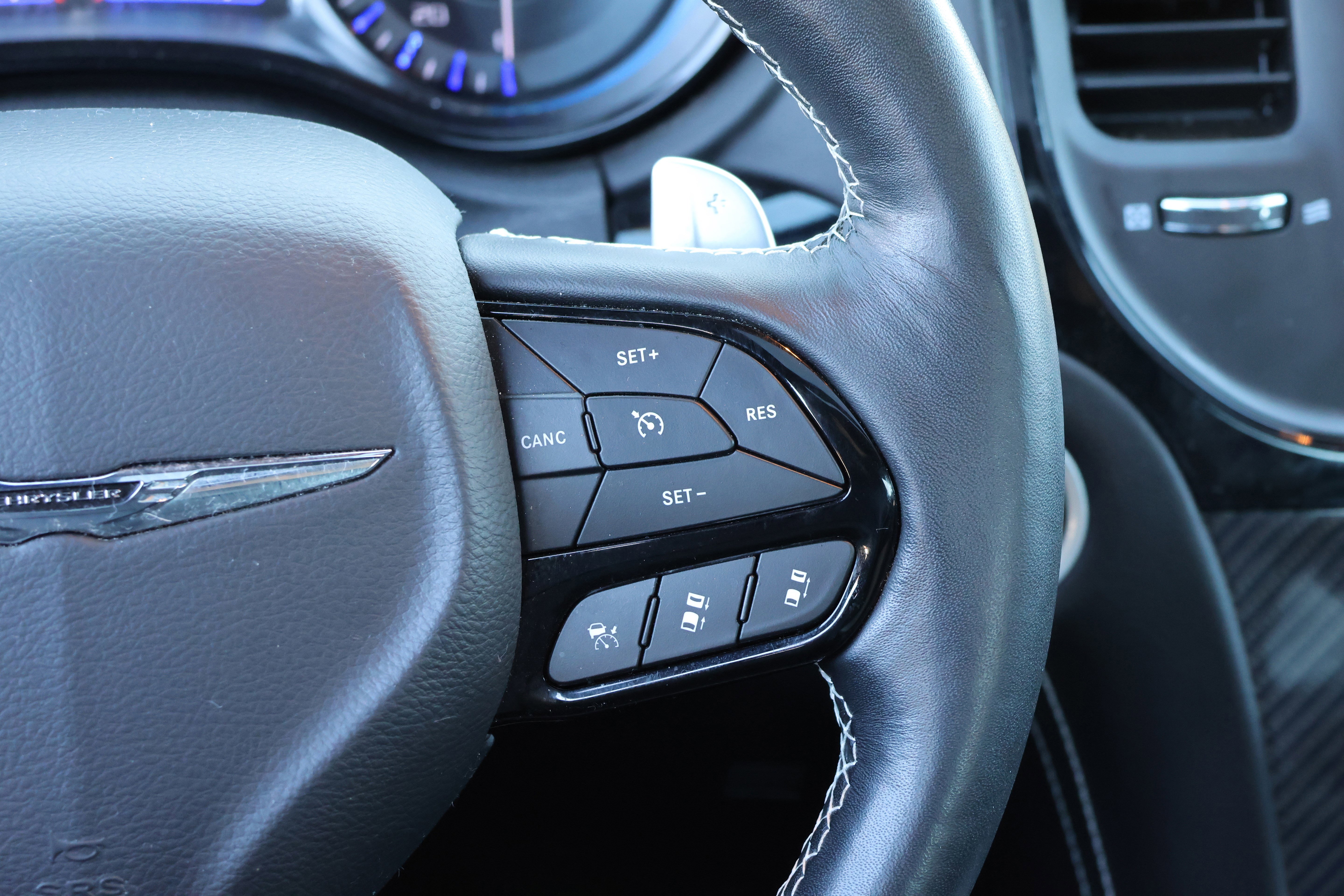 Used 2023 Chrysler 300 C image 22