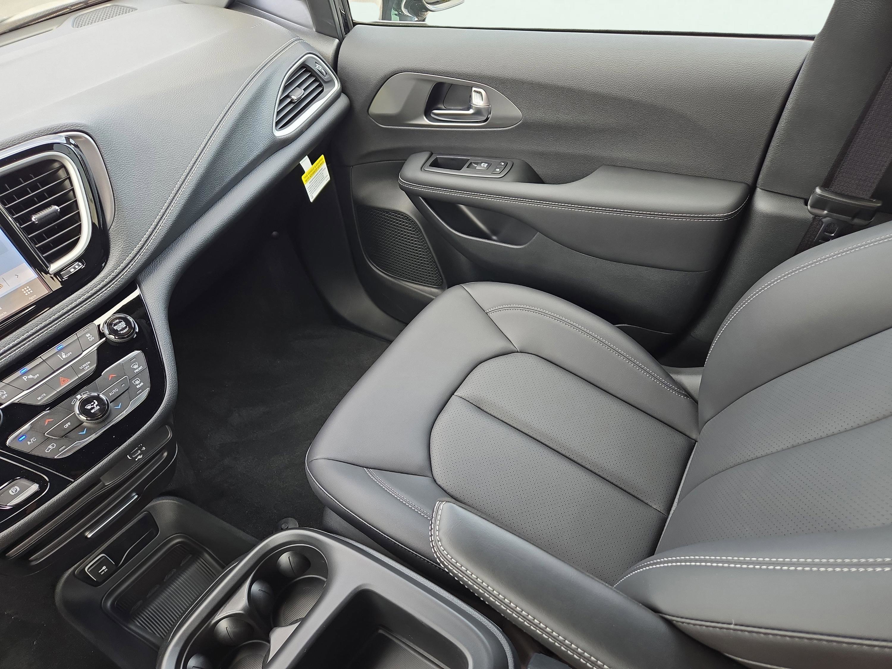 New 2026 Chrysler Pacifica Select image 15