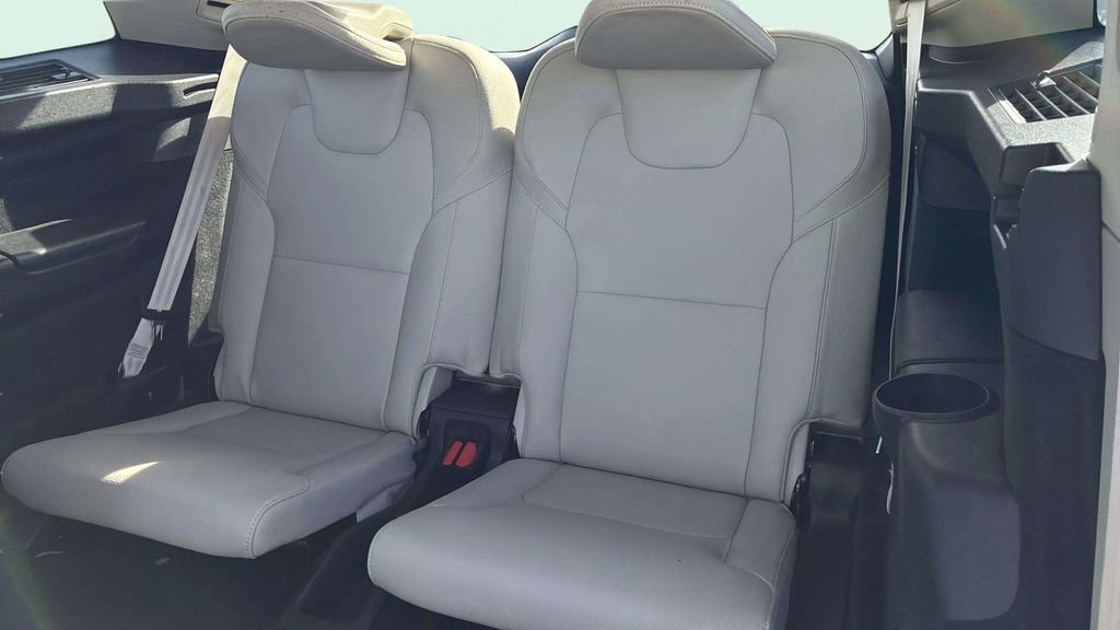 Used 2022 Volvo XC90 T5 Momentum image 18