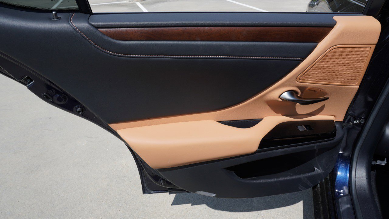 Used 2024 Lexus ES 350 w/ Premium Package image 32