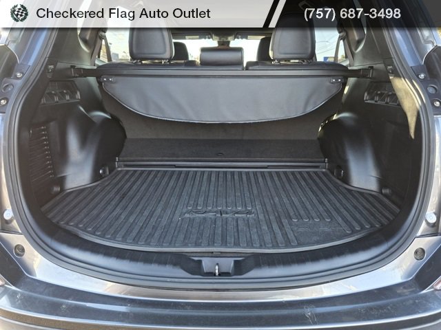 Used 2018 Toyota RAV4 SE image 16