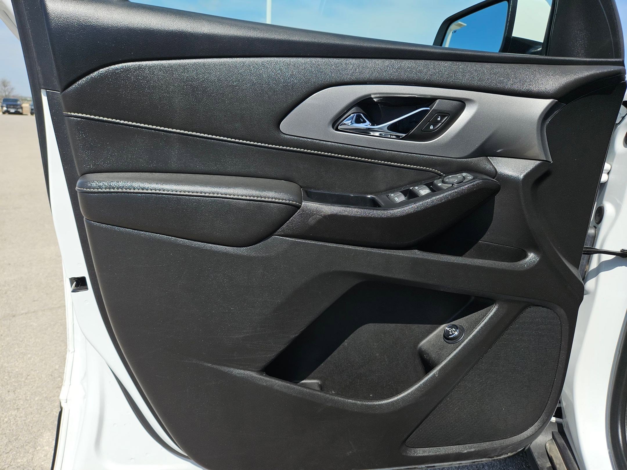 Used 2023 Chevrolet Traverse LT image 11