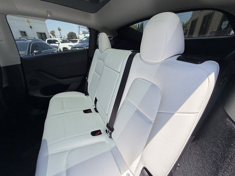 Used 2024 Tesla Model Y Long Range AWD/4WD image 23
