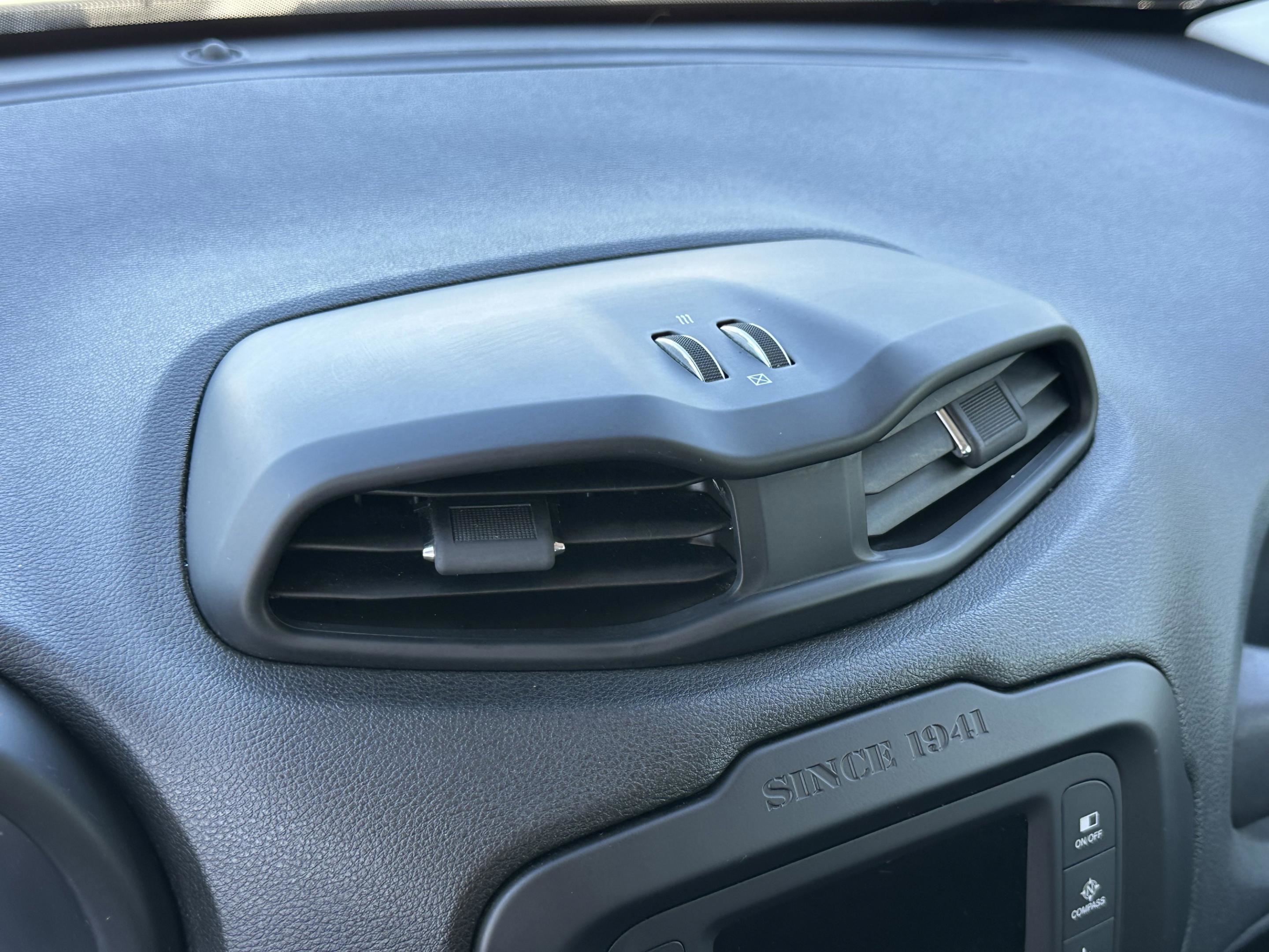 Used 2017 Jeep Renegade Latitude image 31