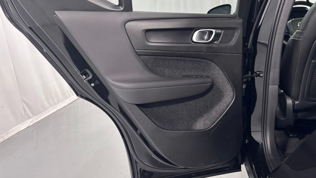 Certified 2025 Volvo XC40 B5 Plus AWD/4WD image 23
