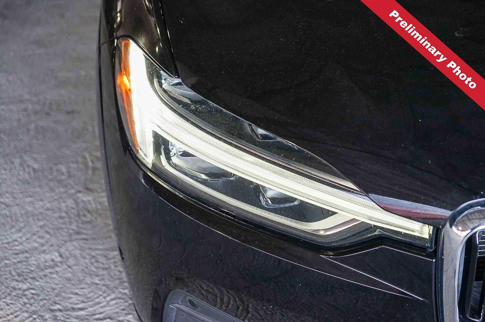 Used 2018 Volvo XC60 T5 Momentum w/ Vision Package AWD/4WD image 4